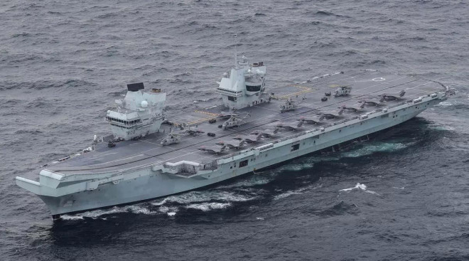Trên tàu sân bay HMS Queen Elizabeth
có 8 tiêm kích F-35B của không quân Anh và 10 chiếc của thủy quân
lục chiến Mỹ.