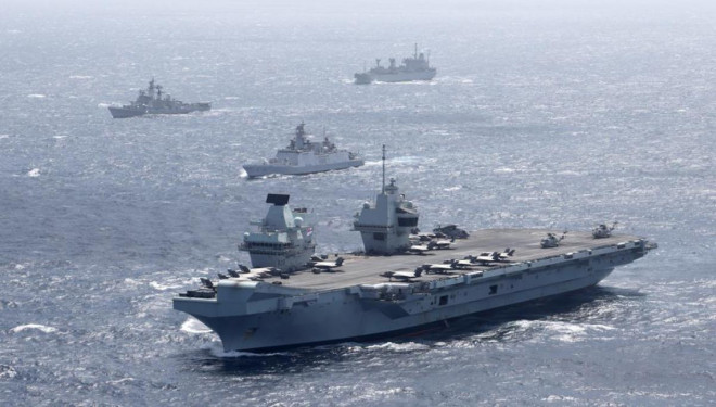 Nhóm tác chiến Queen Elizabeth bao
gồm: tàu sân bay HMS Queen Elizabeth, hai tàu khu trục hạm HMS
Diamond - HMS Defender, hai chiếc hộ vệ hạm HMS Northumberland -
HMS Kent, tàu ngầm hạt nhân lớp Astute, hai tàu hậu cần RFA
Tideforce - RFA Fort Victoria, khu trục hạm Mỹ USS The Sullivans và
hộ vệ hạm Hà Lan HNLMS Evertsen.