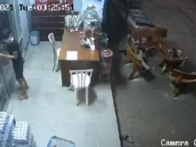 Pháp luật - Nhân viên cây xăng ngủ gục, trộm lẻn vào cạy tủ bị camera ghi lại