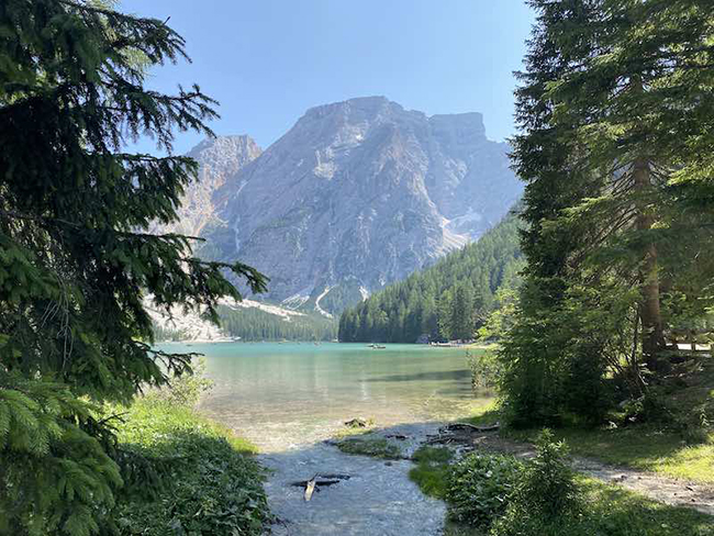 Hồ Braies: Hồ Braies là một hồ trên núi tuyệt đẹp và là một trong những nơi được chụp ảnh nhiều nhất ở miền Bắc Italia.
