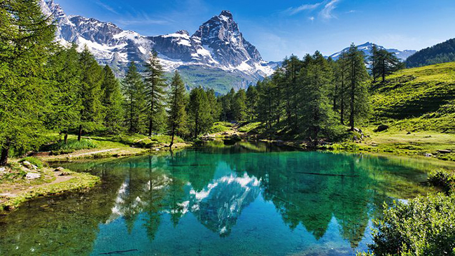 Lago Blu: Danh sách các hồ đẹp của Italia sẽ không hoàn chỉnh nếu thiếu khung cảnh mang tính biểu tượng của hồ Lago Blu nhỏ bé. Mặt nước trong suốt như thủy tinh của Lago Blu giống như một tấm gương phản chiếu hình ảnh xinh đẹp hình ảnh của khu vực Cervinia - Matterhorn.
