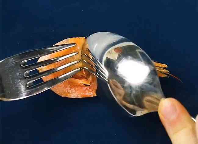 Cách đặt muỗng và nĩa để bóc vỏ tôm. Ảnh mình họa của 5 minute - crafts