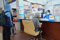 Tin tức trong ngày - Ga Sài Gòn mở cửa bán vé tàu: “Được đi lại rồi, mừng quá em ơi!”