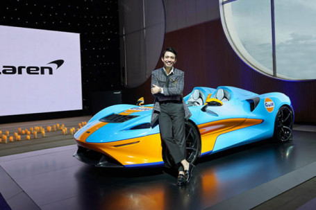 Vợ chồng doanh nhân Minh Nhựa đọ dáng bên siêu xe triệu đô