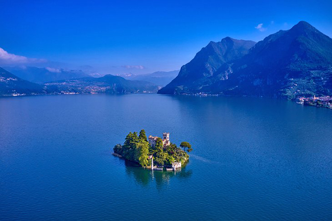 Hồ Iseo: Hồ Iseo giống như một viên ngọc quý và nổi tiếng với làn nước trong vắt cùng môi trường xanh tươi xung quanh.
