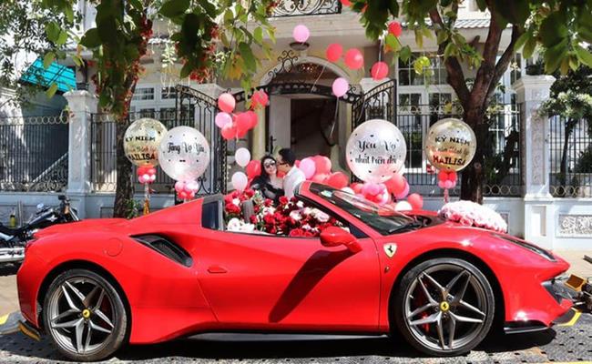 Vị doanh nhân nổi tiếng ngành thẩm mỹ này đã tặng vợ 1 siêu xe mui trần Ferrari 488 Pista Spider màu đỏ. 
