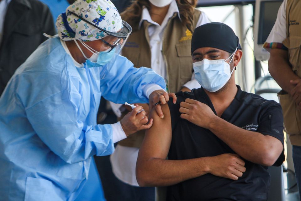 Một nhân viên y tế&nbsp;được tiêm vaccine&nbsp;ở Tegucigalpa, Honduras. Ảnh: Reuters