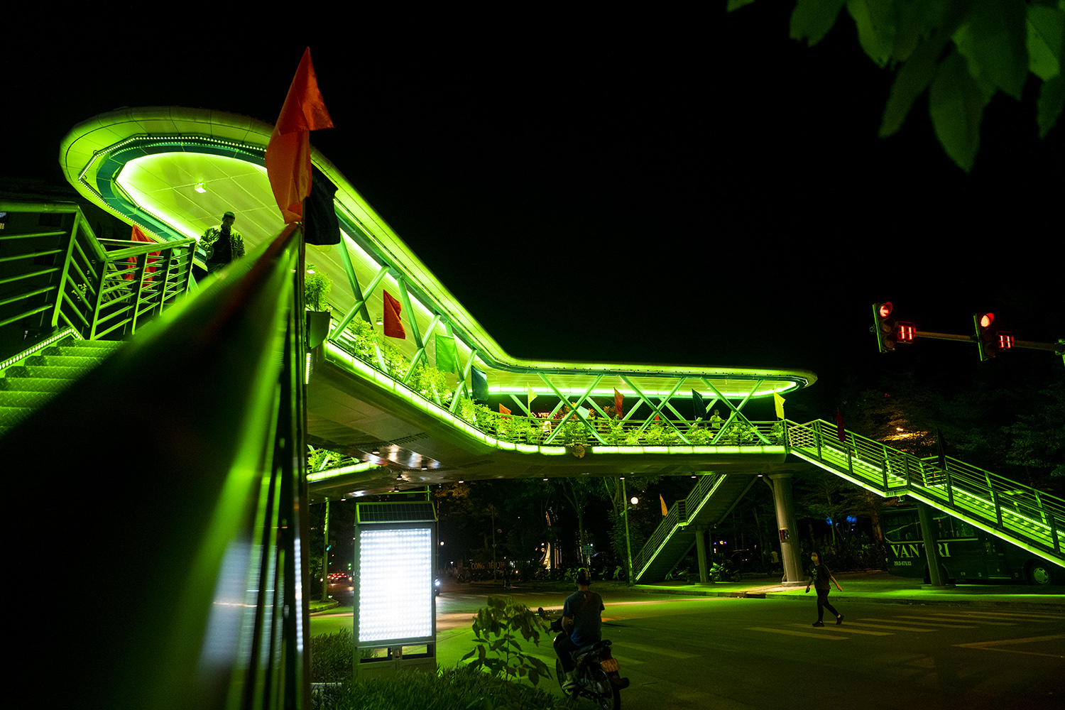 Cây cầu có tổng chiều dài là 49 m, phần bộ hành trên cầu có bề rộng 4 m.