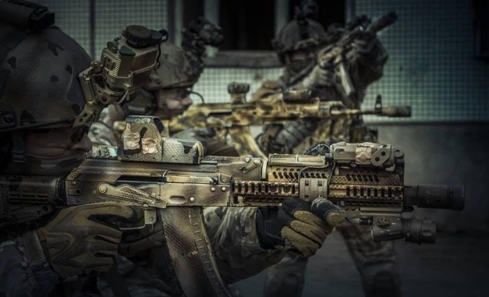 AK Alfa FSB thiết kế có phần lạ mắt, đây thực chất là biến thể sửa đổi nhằm tăng tính năng chiến đấu từ khẩu AK-105.