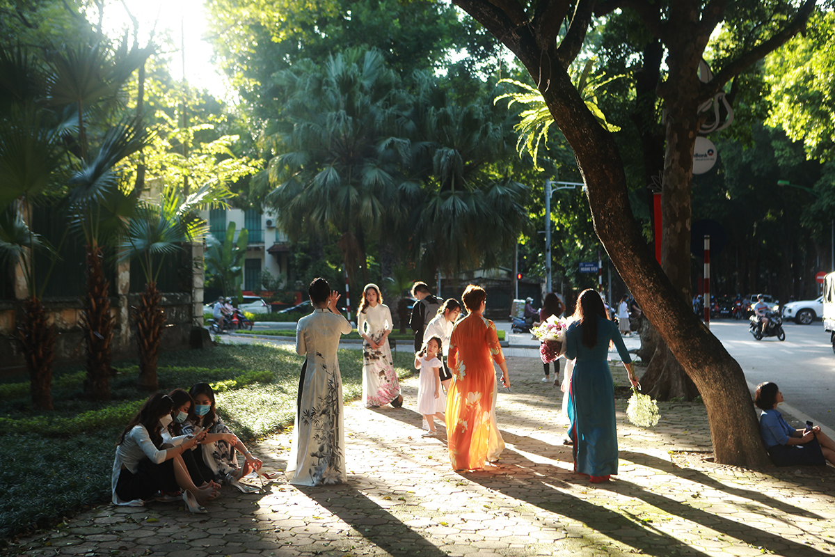 Trên phố Phan Đình Phùng (quận Ba Đình), nắng vàng&nbsp;in bóng&nbsp;hàng cây, nhiều người tranh thủ chụp ảnh, lưu lại khoảnh khắc đẹp cùng&nbsp;mùa thu Hà Nội.
