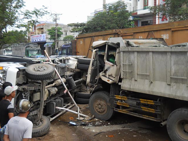 Ô tô - Dây an toàn giúp tài xế thoát chết trước "hung thần"