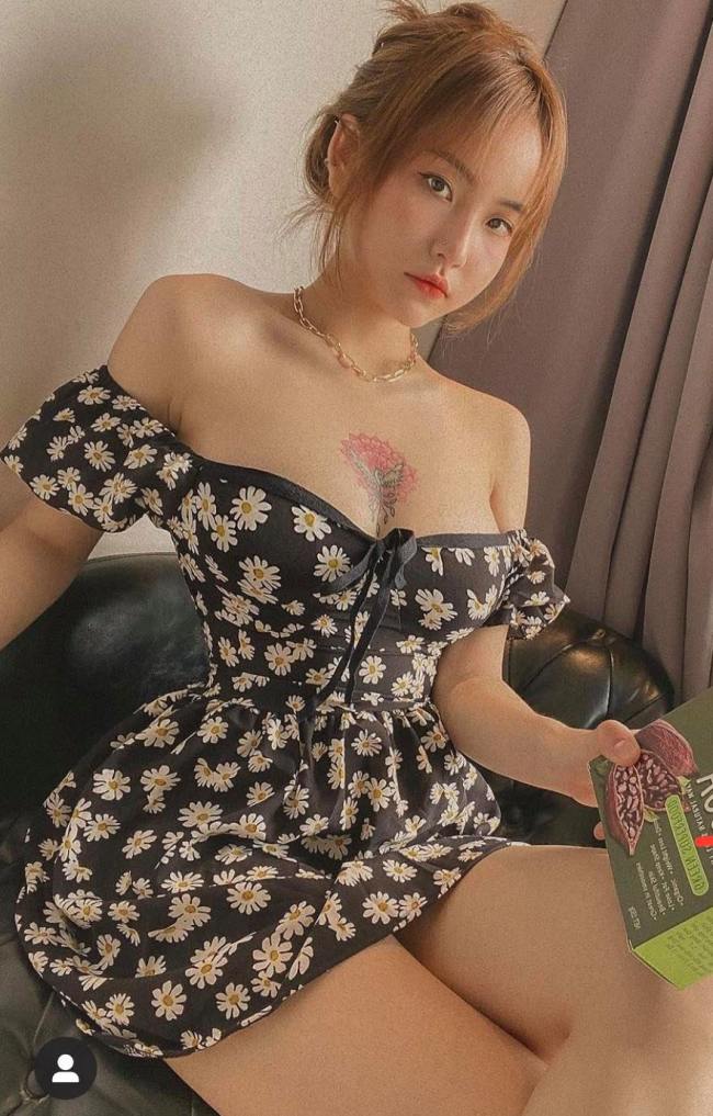 Trong khi đó hình xăm phượng hoàng giữa ngực được cô vẩy mực 2 lần mới hoàn thiện.
