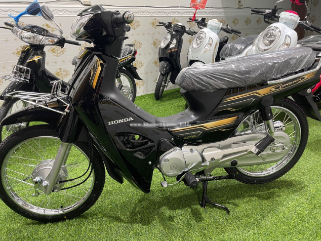 2022 Honda Dream 125 còn mới cứng được bọc giấy bóng trên yên ngồi.
