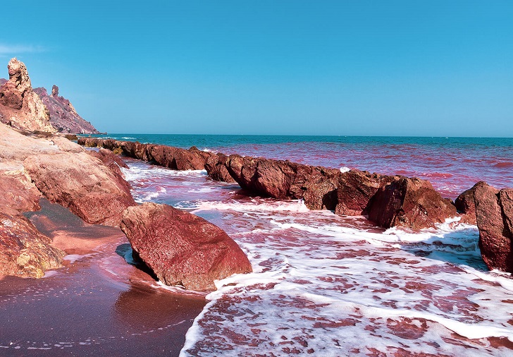 Hormuz: Hòn đảo có bãi biển màu ruby độc đáo - 1