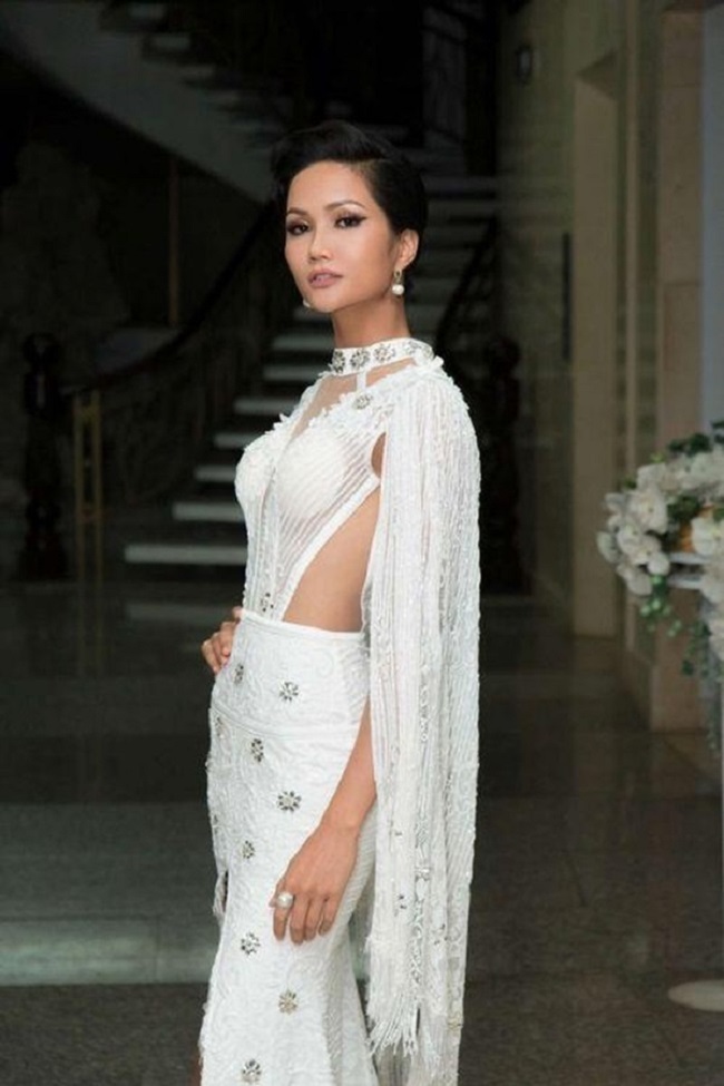 Hoa hậu H'Hen Niê cũng từng để lộ miếng dán ngực tại một sự kiện.
