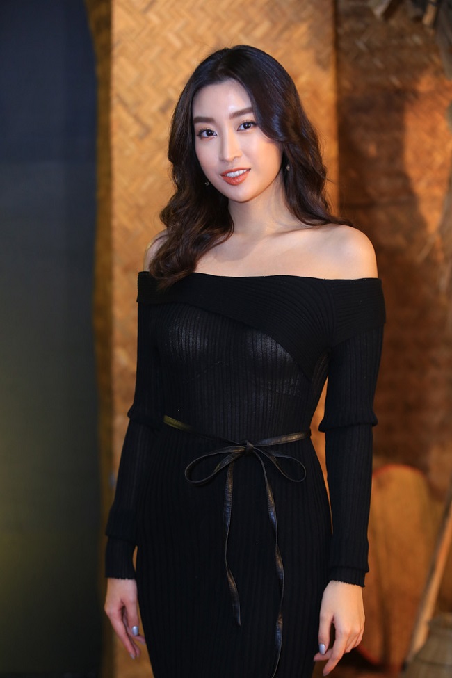 Diện chiếc đầm đen sang trọng nhưng Hoa hậu Đỗ Mỹ Linh vướng lỗi chọn nội y.
