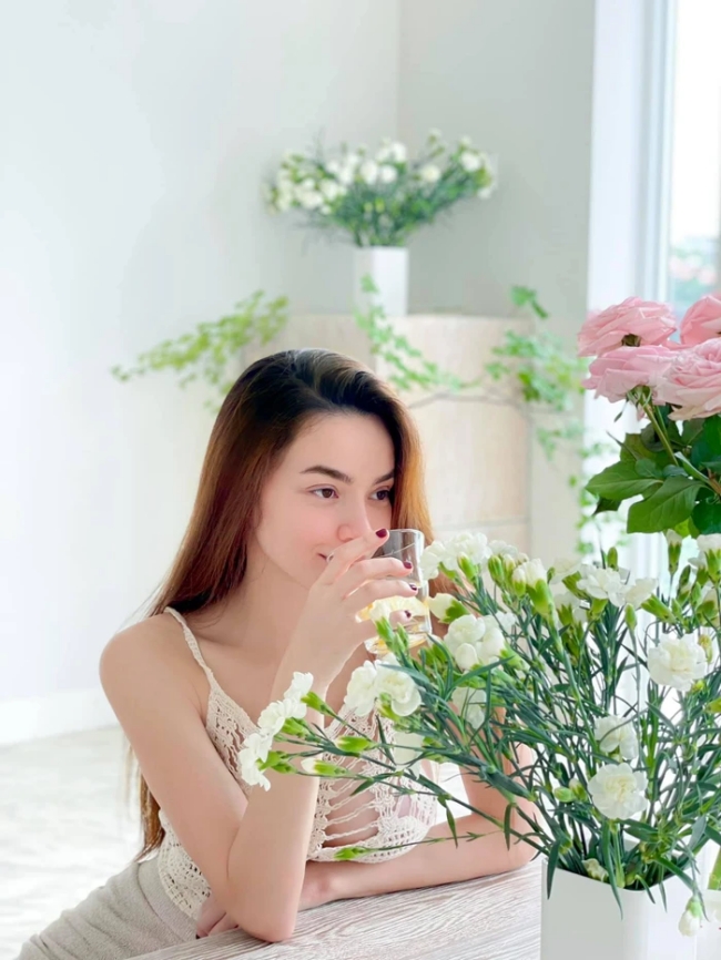 Thời gian ở nhà nghỉ dịch, Hồ Ngọc Hà thường xuyên đăng tải hình ảnh đời thường. Trong một bức ảnh nữ ca sĩ ngồi đọc sách ở phòng khách đầy hoa tươi. Thế nhưng áo thiết kế xuyên thấu màu be vô tình lộ cả miếng dán nhũ hoa.
