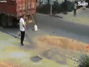 Phi thường - kỳ quặc - Video: Hãi hùng khoảnh khắc bé trai chạy qua đường bị máy gặt tông trúng