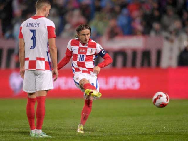 Bóng đá - Modric lập siêu phẩm đá phạt gây sửng sốt, bóng đi xuyên qua hàng rào
