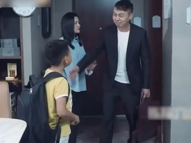 Cười 24H - Ông chồng "lừa dối" vợ con tăng ca và sự thật khó đỡ