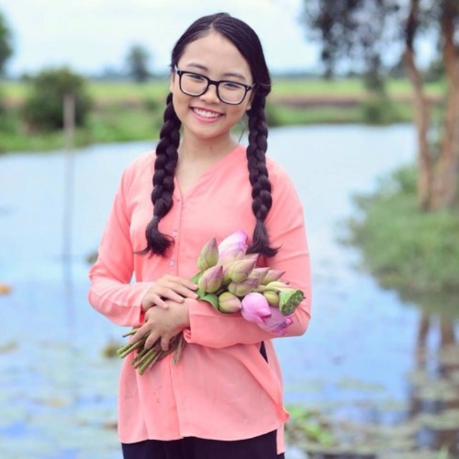 Dù không giành vị trí cao nhất trong chương trình “Giọng hát Việt nhí” mùa đầu tiên, Phương Mỹ Chi vẫn để lại nhiều ấn tượng tốt trong lòng người hâm mộ. Với chất giọng dân ca, trữ tình ngọt ngào, cô bé trở thành một hiện tượng lạ trong làng nhạc Việt.

