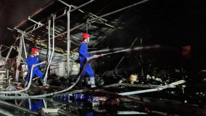 Lực lượng cứu hỏa không quản khó khăn, nguy hiểm tấn công trực diện vào các khu vực "bà hỏa" hoành hành