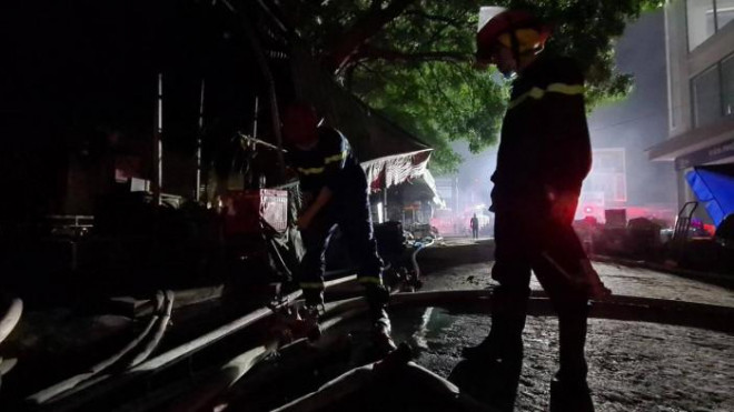 Đường ống cứu hỏa được nối dài đến khu vực cháy