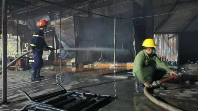 Tuy nhiên, đám cháy xảy ra vào ban đêm, khu vực cháy gồm nhiều vật liệu dễ cháy nên đến 4h ngày 13/10 ngọn lửa vẫn chưa được khống chế