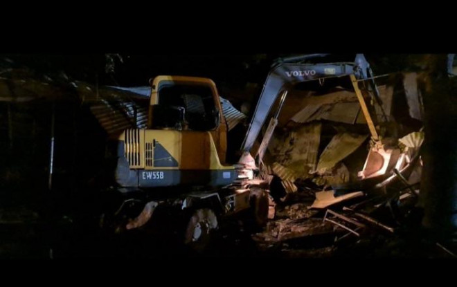 Máy xúc cũng được huy động tham gia quá trình hỗ trợ dập lửa giúp lực lượng chức năng dễ dàng tiếp cận đám cháy