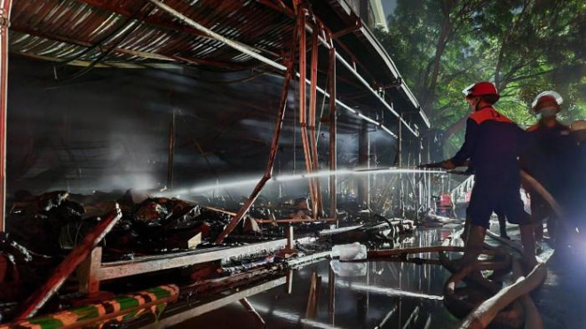 Việc dập lửa diễn ra hết sức khẩn trương