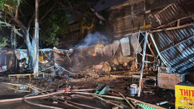 Theo quan sát của PV Báo Giao thông, khu vực ki ốt bày bán quần áo, giày dép, đồ gia dụng đã bị thiêu rụi