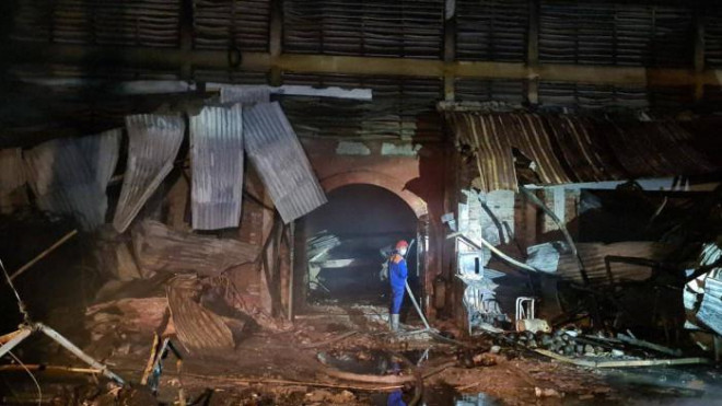 Các chiến sỹ Cảnh sát PCCC vẫn miệt mài dập lửa, bất chấp nguy hiểm