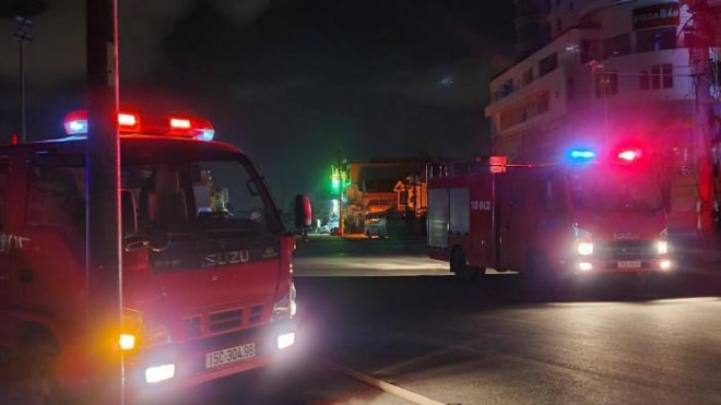 Các phương tiện chữa cháy vẫn hoạt động hết công suất