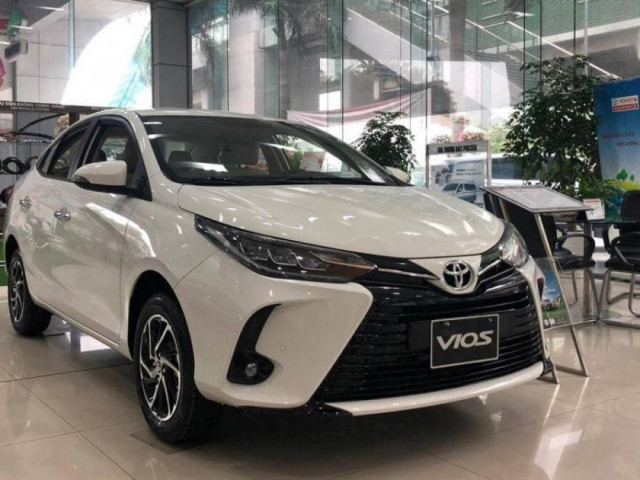 Ô tô - Nhân viên bán ô tô rỉ tai khách hàng về khả năng giảm phí trước bạ