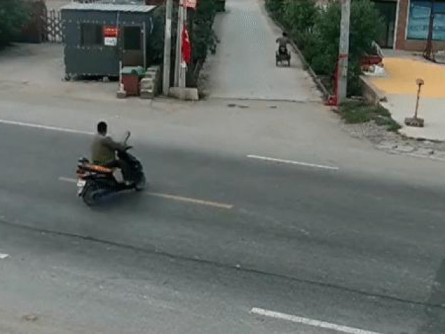 Ô tô - Ô tô tông văng xe máy qua đường