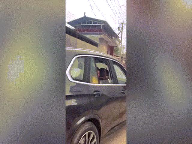 Phi thường - kỳ quặc - Video: Bé trai mếu máo ném tiền để bà đi nhặt, tưởng là hỗn nhưng sự thực gây xúc động