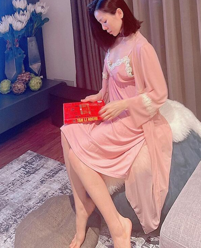 Một thiết kế váy ngủ tương tự khác màu hồng cũng từng được nữ ca sĩ chưng diện.
