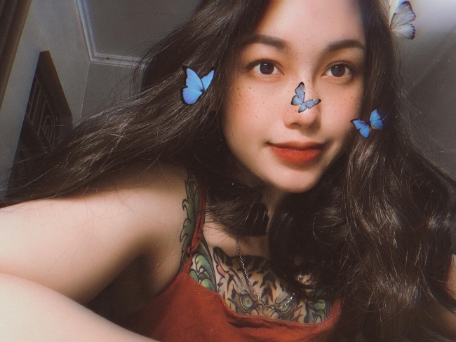 Nguyễn Thị Mai sinh năm 1997 cũng được biết đến nhờ niềm đam mê&nbsp;xăm hình.&nbsp;Mặc dù còn trẻ nhưng cô đã có khoảng thời gian dài gắn bó với công việc này.
