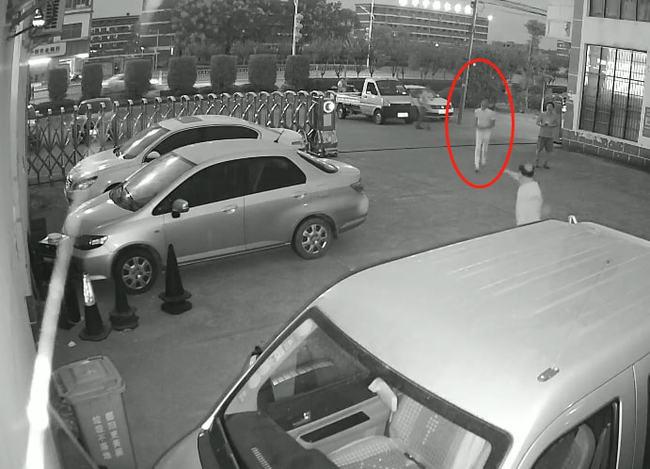 Người đàn ông chạy vội đến đỡ đứa trẻ.