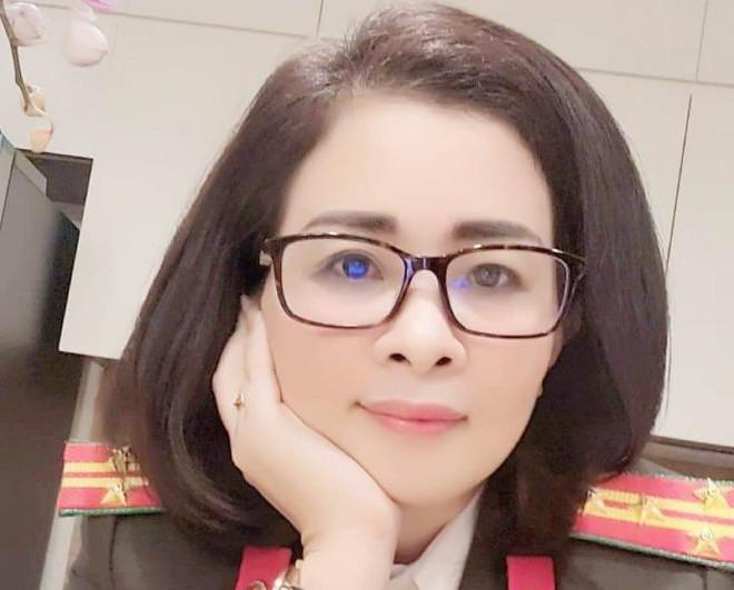 Mai Thị Lan tự chụp ảnh bản thân trong bộ sắc phục an ninh đeo cấp hàm Đại tá, đăng công khai lên mạng xã hội thể hiện mình công tác trong lực lượng Công an