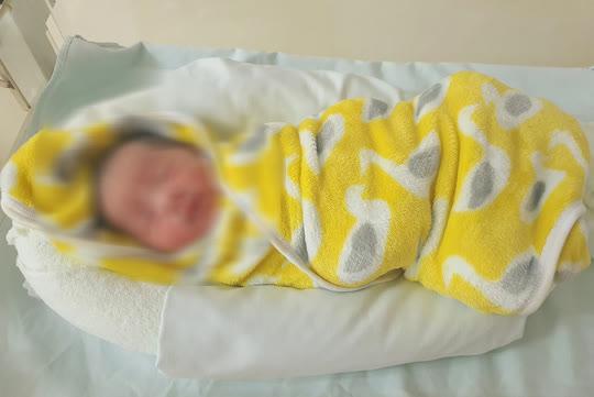 Người phụ nữ bịt mặt bỏ lại bé sơ sinh ở tổ trực Covid-19 của bệnh viện - 1