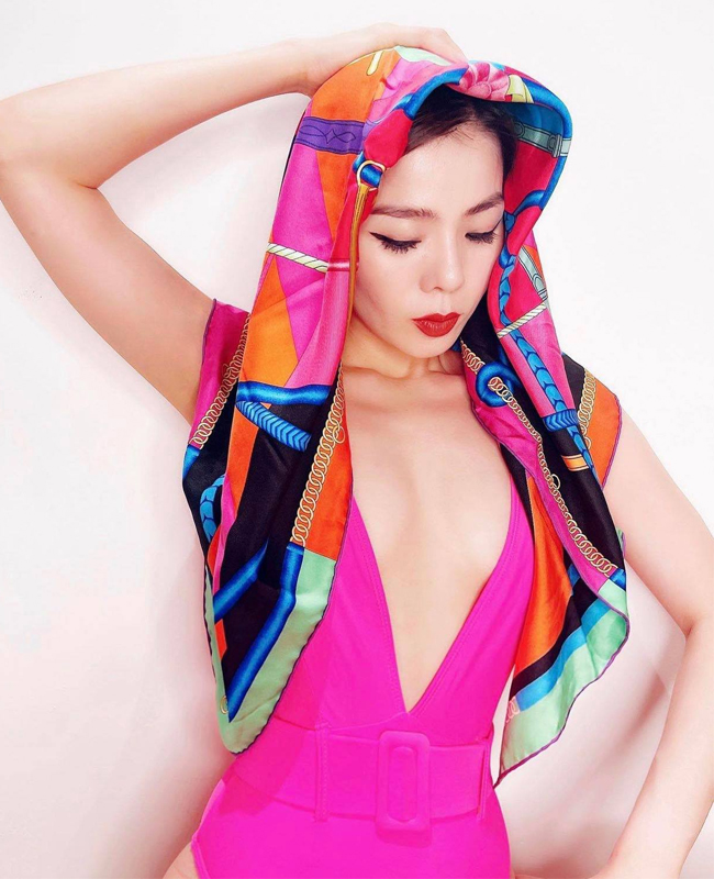 Lệ Quyên diện bikini 1 mảnh màu hồng neon nổi bật mix với khăn họa tiết Hermès.
