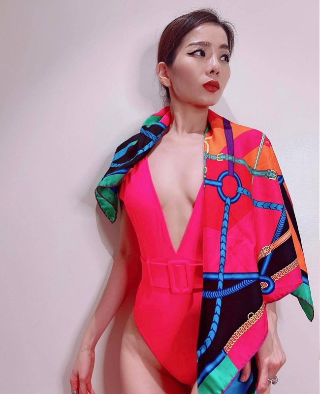 Thiết kế áo tắm khoét cổ tôn body nuột nà tuổi 40 của &#34;nữ hoàng phòng trà&#34;.
