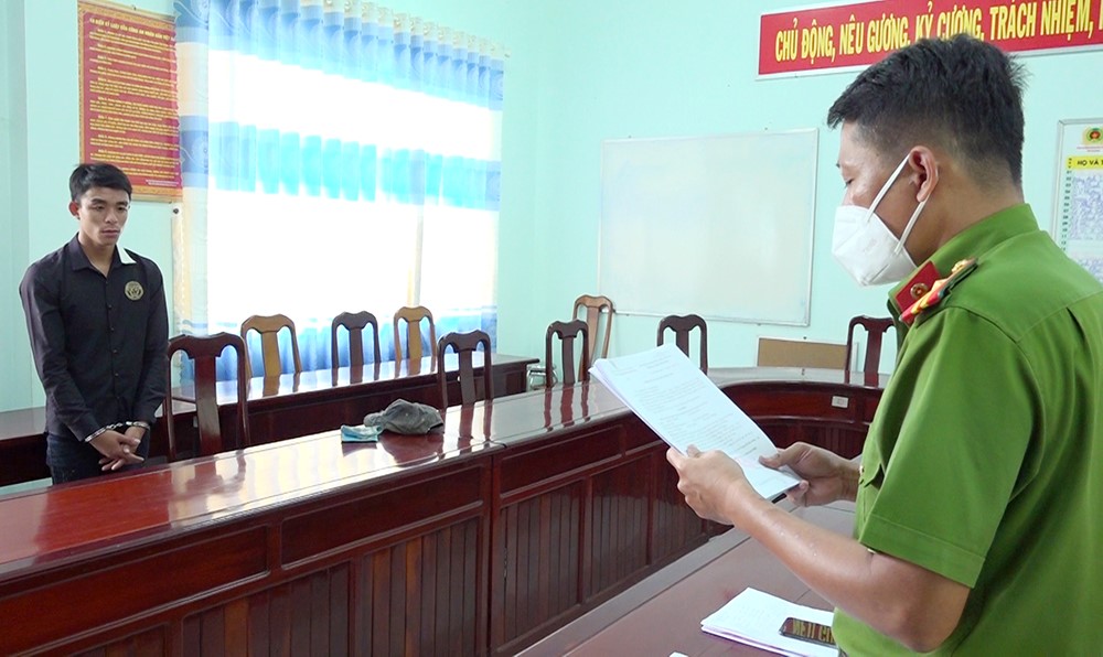 Nguyễn Trọng Hửu tại trụ sở công an.