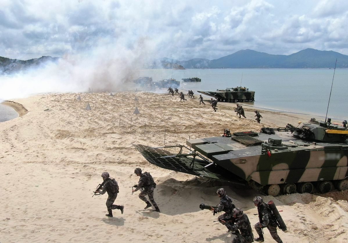 Binh sĩ Trung Quốc tham gia tập trận đổ bộ bờ biển năm 2020.