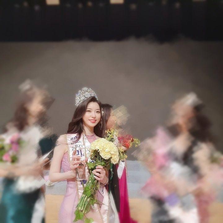 Kim Ji Eun đăng quang hoa hậu Thiện trong cuộc thi Hoa hậu Hàn Quốc Seoul 2021.