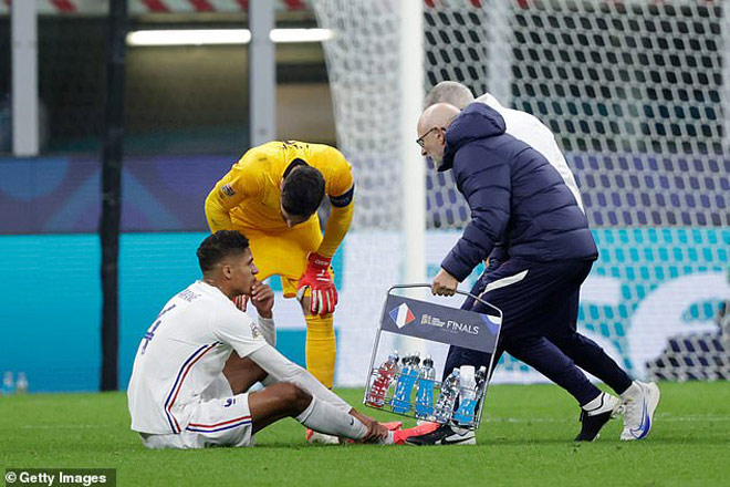 Varane gặp chấn thương nặng ở cơ háng khi lên tuyển cùng Pháp đấu Tây Ban Nha ở chung kết UEFA Nations League mùa giải 2020/21 tại Milan (Italia)