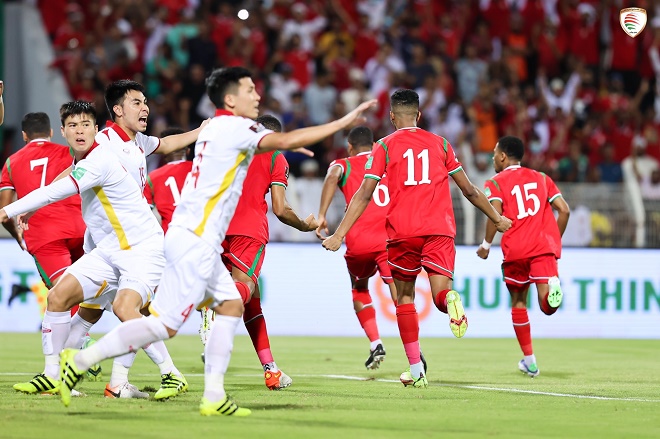 ĐT Việt Nam phải chịu 2 quả phạt đền trong trận gặp Oman