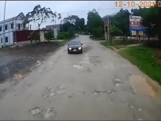 Ô tô - Xe con phóng nhanh trên đường đầy "ổ gà" và cái kết "đắng"