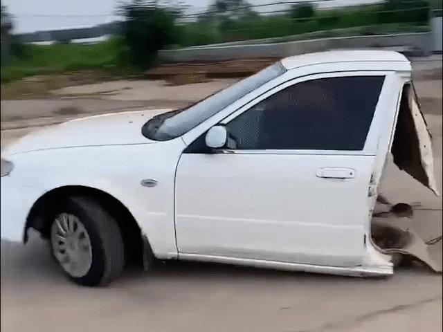 Ô tô - Chiếc xe con đứt đôi vẫn chạy ầm ầm như trong phim